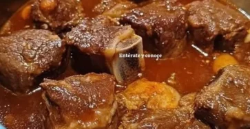 Tazón de Birria de Res servido con cebolla y cilantro fresco
