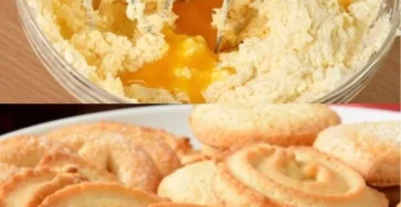 Galletas de queso mascarpone recién horneadas en un plato elegante.