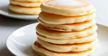 Panqueques esponjosos servidos con frutas y sirope