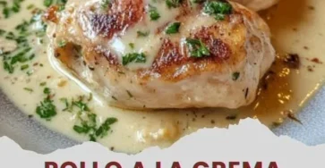 Plato de Pollo a la Crema servido con guarnición.