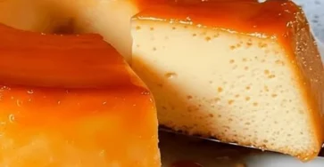 Pudín de pan casero con leche condensada listo para disfrutar