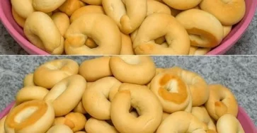 Rosquillas caseras recién horneadas en un plato blanco