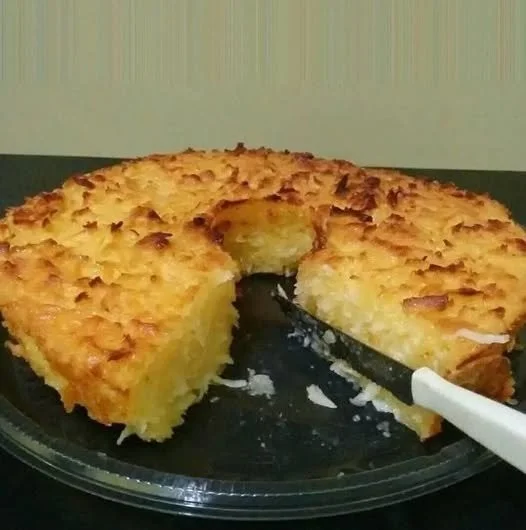 Deliciosa torta de yuca recién horneada, un postre tradicional.