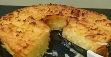 Torta de Yuca, un postre tradicional de yuca con textura suave y delicioso sabor.